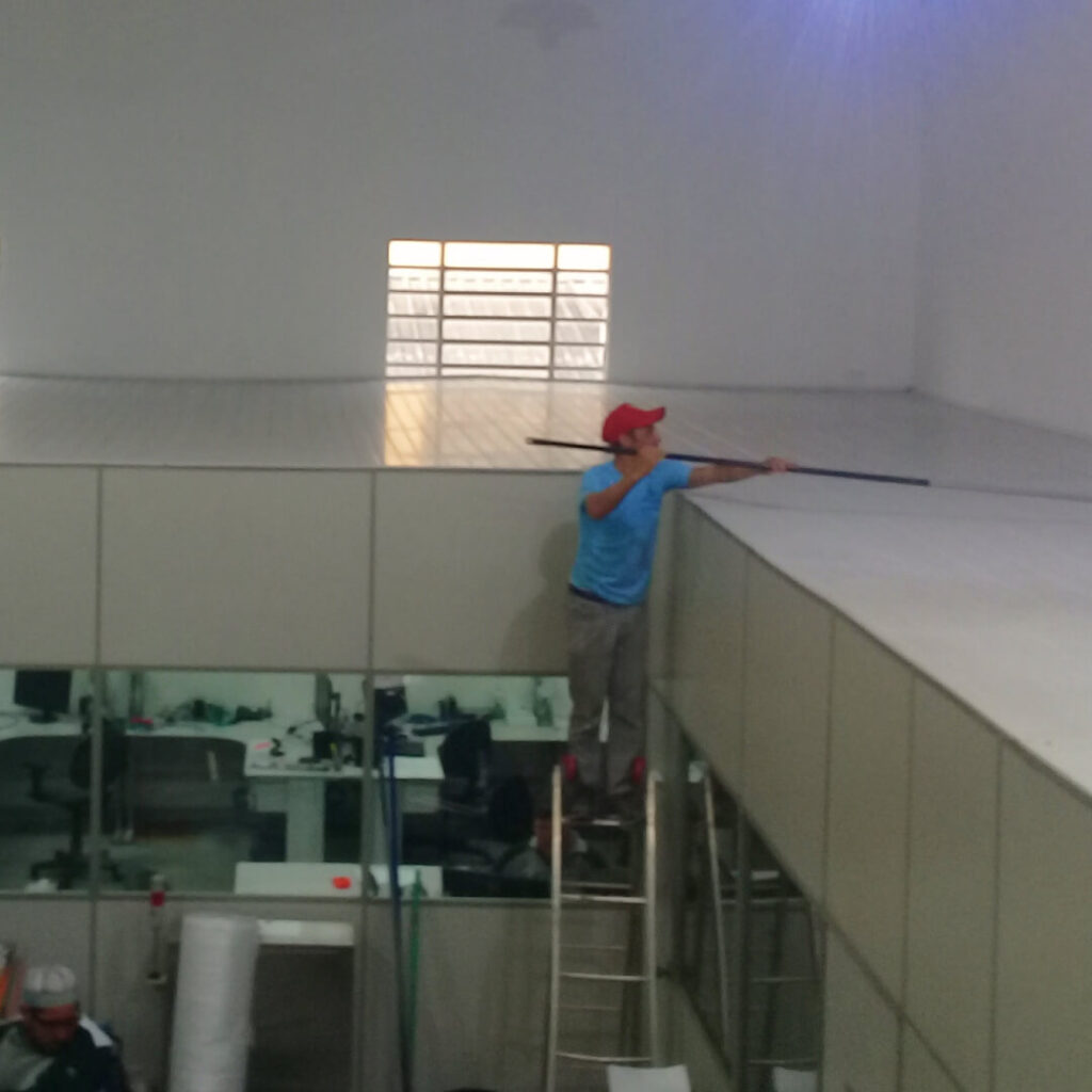 Equipe da Nova Clean realizando limpeza de galpão em Campinas, com serviços pré-obra, pós-obra e manutenção, garantindo ambiente pronto para uso.