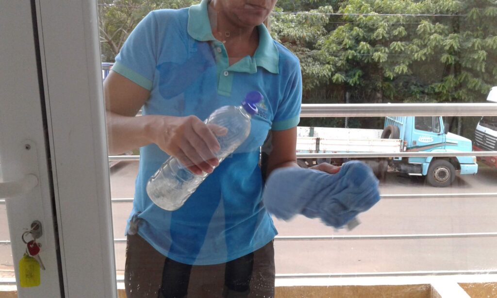 Profissional da Nova Clean realizando limpeza de vidros em Campinas, garantindo transparência, brilho e segurança no acabamento.